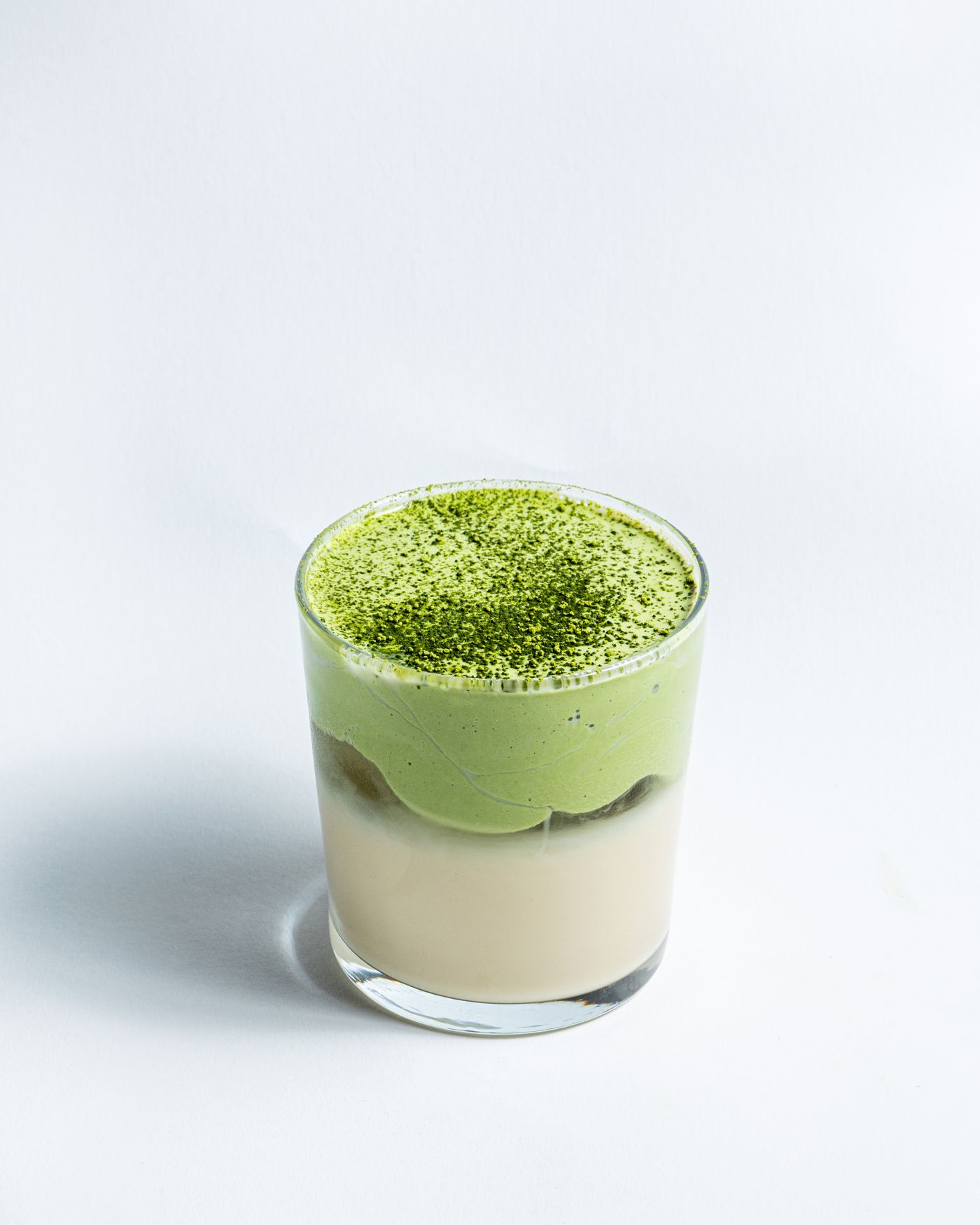 Matcha Latte mit Milch im Glas, eisgekühlt