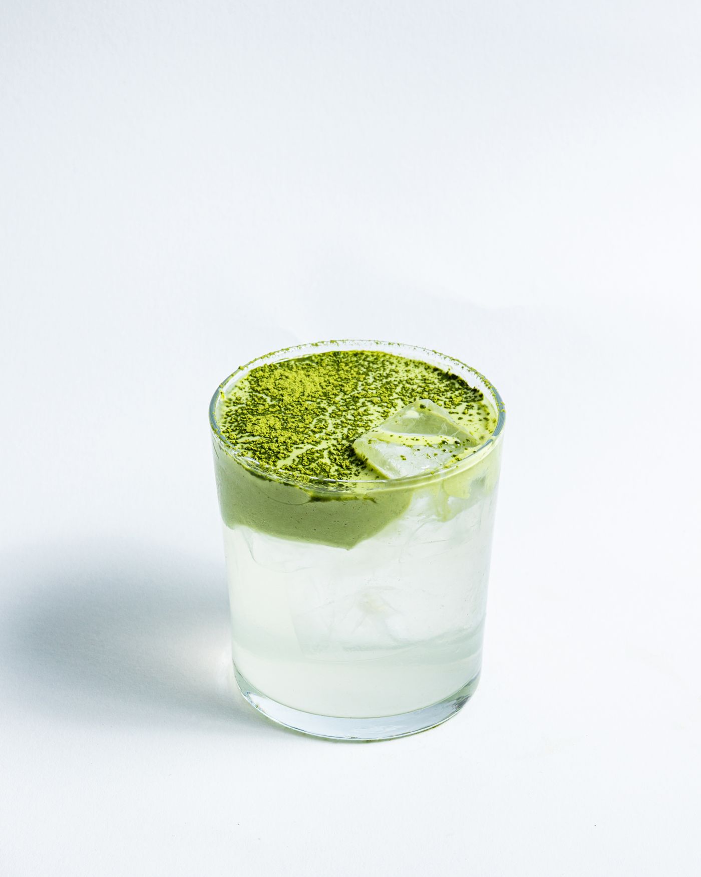 Matcha auf Eis im Glas, Poolside Berlin